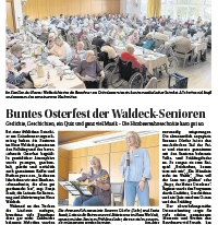Moderatorin auf der Bühne, die zu Gitarrenmusik sinkt, lange Tische mit vielen Senioren beim Mitsingen und Kaffeetrinken