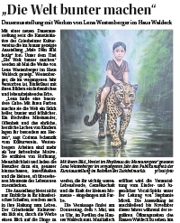 Zeitungsartikel über die neue Dauerausstellung „Die Welt bunter machen“ im Haus Waldeck mit Werken der verstorbenen Künstlerin Lena Westenberger. Abgebildet ist ihr Gemälde „Vereint im Rhythmus des Monsunregens“, das ein Kind auf einem Leoparden in einer grünen Landschaft zeigt.