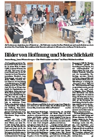 Besucherinnen und Besucher sitzen und stehen während der Vernissage zur Ausstellung ‚Lena Westenberger – Die Welt bunter machen‘ im Haus Waldeck. Im Hintergrund sind mehrere farbenfrohe Gemälde der Künstlerin zu sehen, während der Chor Vocal Spirits die Veranstaltung musikalisch begleitet.