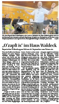 Dirigent vor einem sitzenden Blasorchester bei einem bayerischen Frühschoppen im Haus Waldeck.